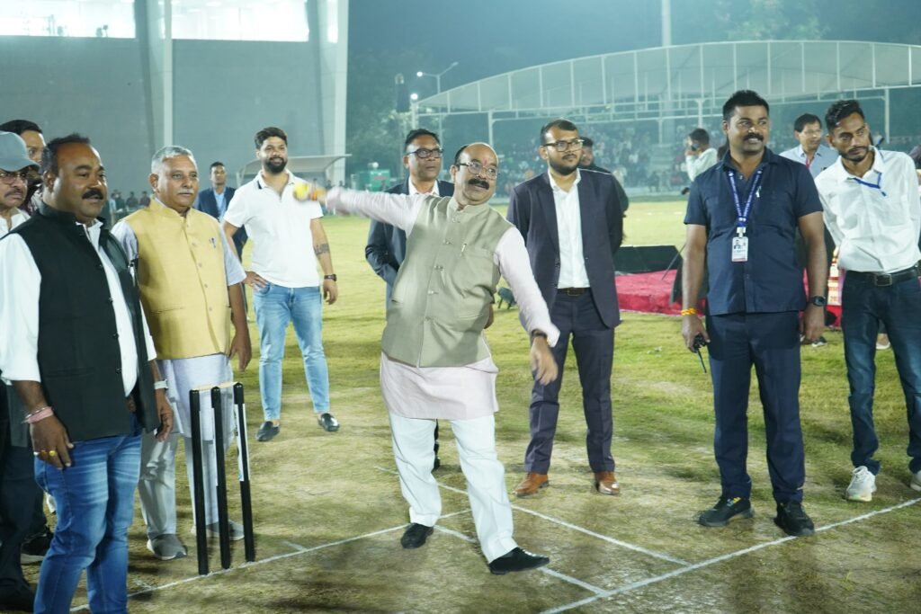 मुख्यमंत्री ने थामा बल्ला, लगाए शॉट्स, बिलियर्ड्स स्नूकर में हाथ आजमाए .. Kshiti Technologies मुख्यमंत्री ने थामा बल्ला, लगाए शॉट्स, बिलियर्ड्स स्नूकर में हाथ आजमाए .. Kshiti Technologies