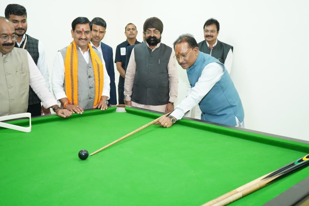 मुख्यमंत्री ने थामा बल्ला, लगाए शॉट्स, बिलियर्ड्स स्नूकर में हाथ आजमाए .. Kshiti Technologies मुख्यमंत्री ने थामा बल्ला, लगाए शॉट्स, बिलियर्ड्स स्नूकर में हाथ आजमाए .. Kshiti Technologies