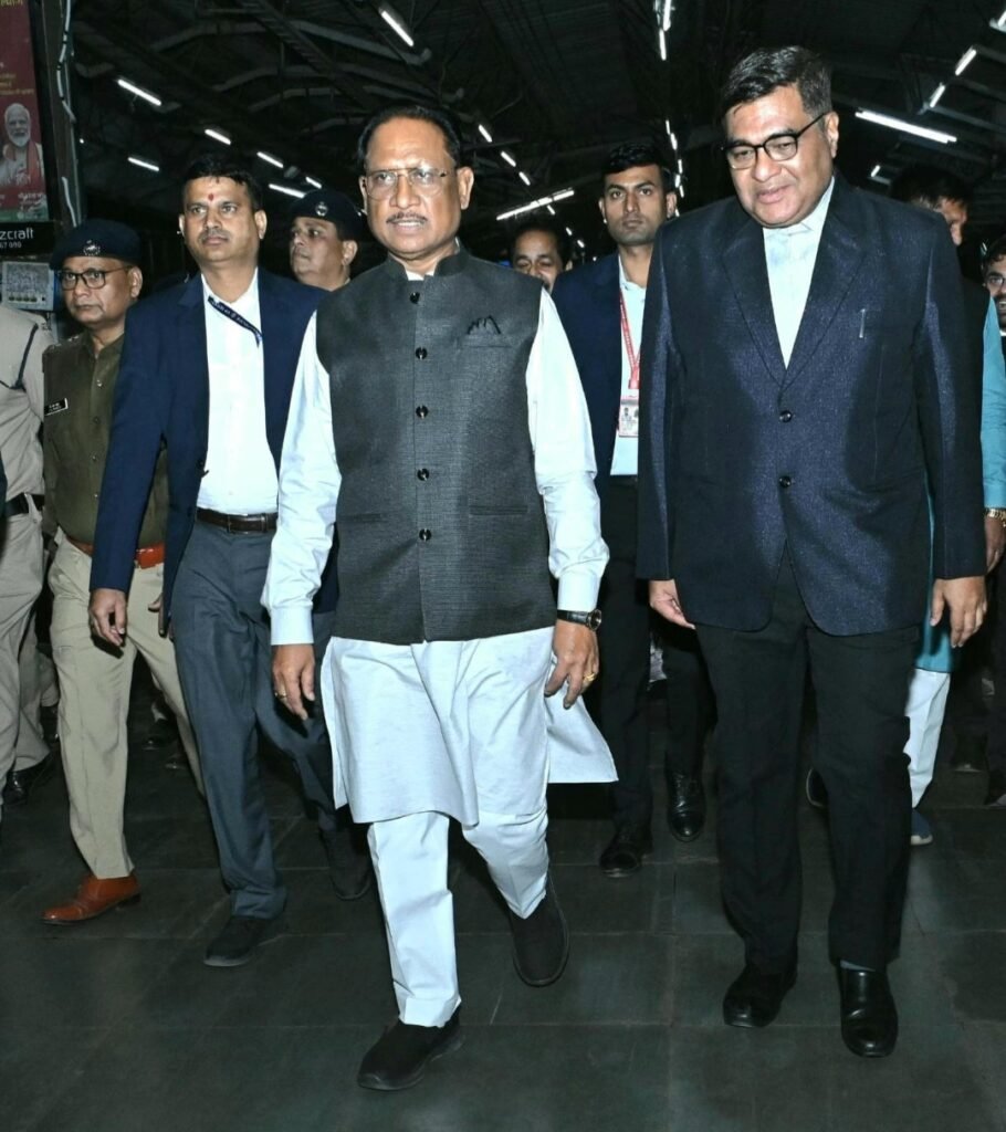 मुख्यमंत्री विष्णुदेव साय ने ट्रेन से की यात्रा .. Kshiti Technologies मुख्यमंत्री विष्णुदेव साय ने ट्रेन से की यात्रा .. Kshiti Technologies