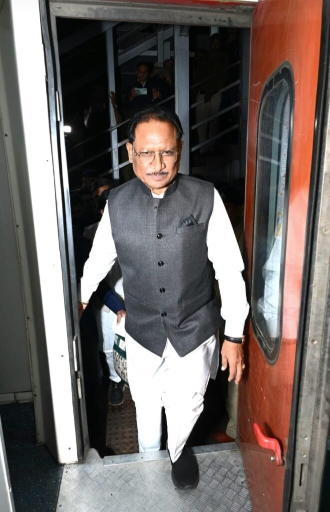 मुख्यमंत्री विष्णुदेव साय ने ट्रेन से की यात्रा .. Kshiti Technologies मुख्यमंत्री विष्णुदेव साय ने ट्रेन से की यात्रा .. Kshiti Technologies