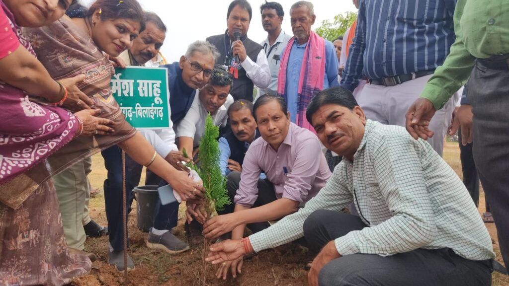 बिरनीपाली में कलेक्टर धर्मेश साहू ने एनएसएस छात्रों को किया मोटिवेट .. Kshiti Technologies बिरनीपाली में कलेक्टर धर्मेश साहू ने एनएसएस छात्रों को किया मोटिवेट .. Kshiti Technologies