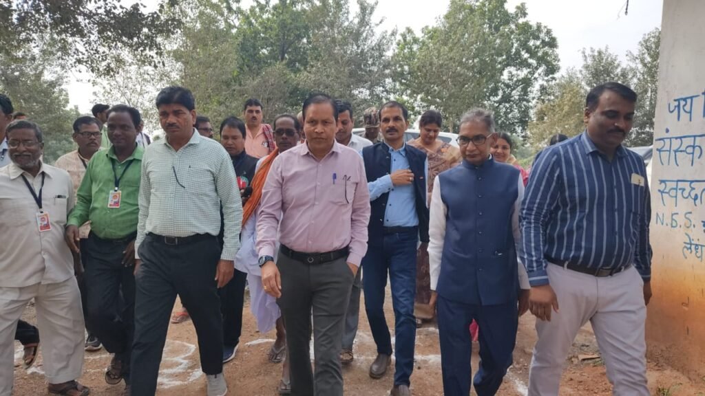 बिरनीपाली में कलेक्टर धर्मेश साहू ने एनएसएस छात्रों को किया मोटिवेट .. Kshiti Technologies बिरनीपाली में कलेक्टर धर्मेश साहू ने एनएसएस छात्रों को किया मोटिवेट .. Kshiti Technologies