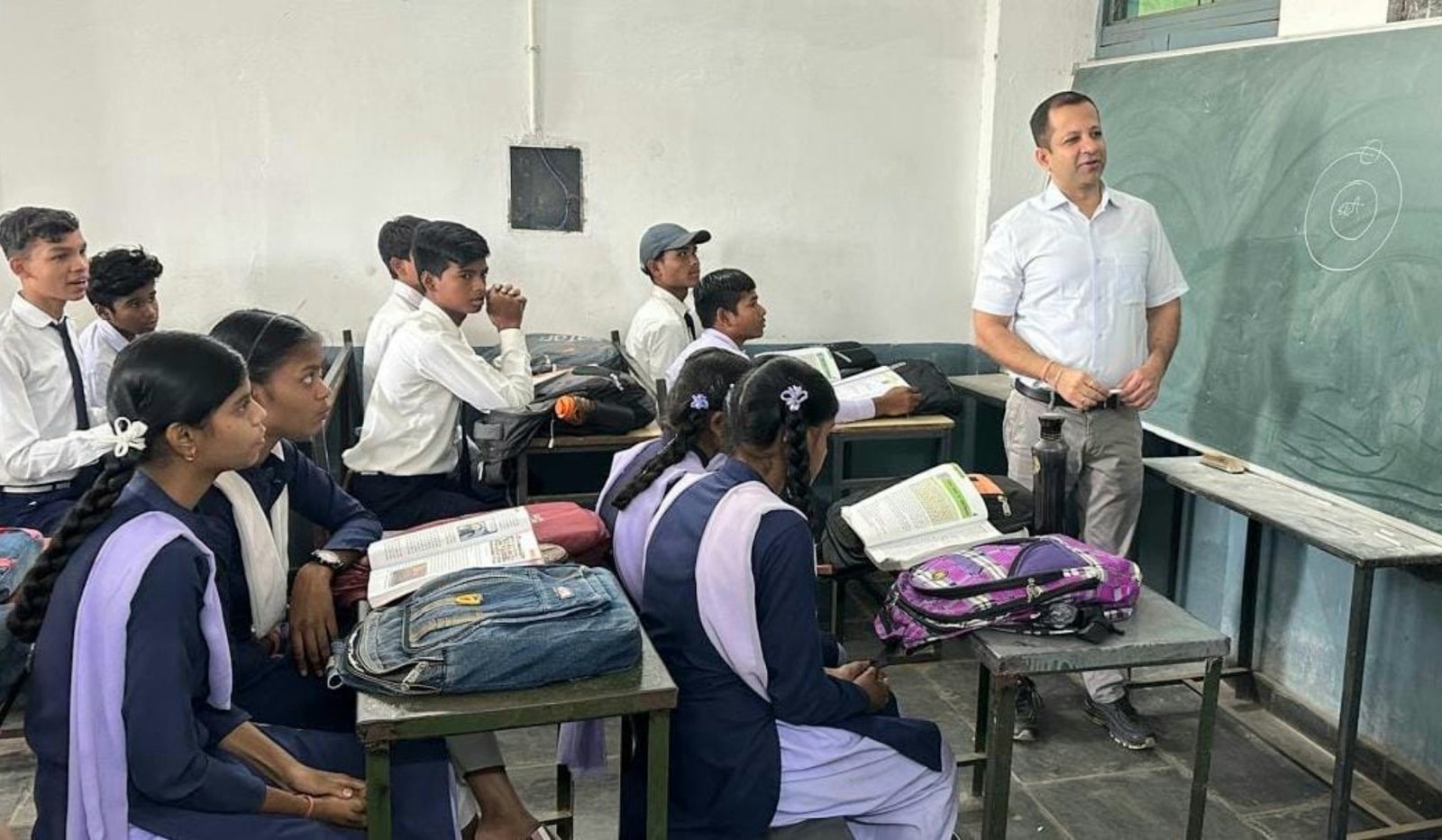 शिक्षा सचिव सिद्धार्थ कोमल सिंह परदेशी ने निभाई शिक्षक की भूमिका .. Kshiti Technologies शिक्षा सचिव सिद्धार्थ कोमल सिंह परदेशी ने निभाई शिक्षक की भूमिका .. Kshiti Technologies