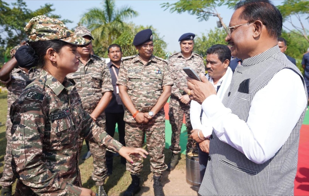 मुख्यमंत्री ने सीआरपीएफ़ बस्तरिया बटालियन की जवान प्रमिका दुग्गा की माता जी से फोन पर की बात .. Kshiti Technologies मुख्यमंत्री ने सीआरपीएफ़ बस्तरिया बटालियन की जवान प्रमिका दुग्गा की माता जी से फोन पर की बात .. Kshiti Technologies