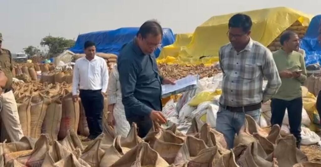 कलेक्टर धर्मेश साहू ने धान खरीदी केंद्र पवनी और धनसीर का निरीक्षण किया .. Kshiti Technologies