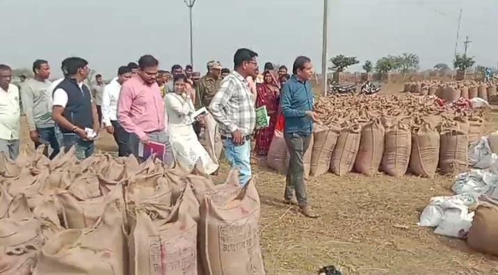 कलेक्टर धर्मेश साहू ने धान खरीदी केंद्र पवनी और धनसीर का निरीक्षण किया .. Kshiti Technologies