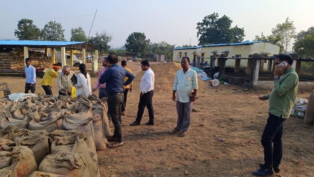 कलेक्टर धर्मेश साहू ने धान खरीदी केंद्र पवनी और धनसीर का निरीक्षण किया .. Kshiti Technologies