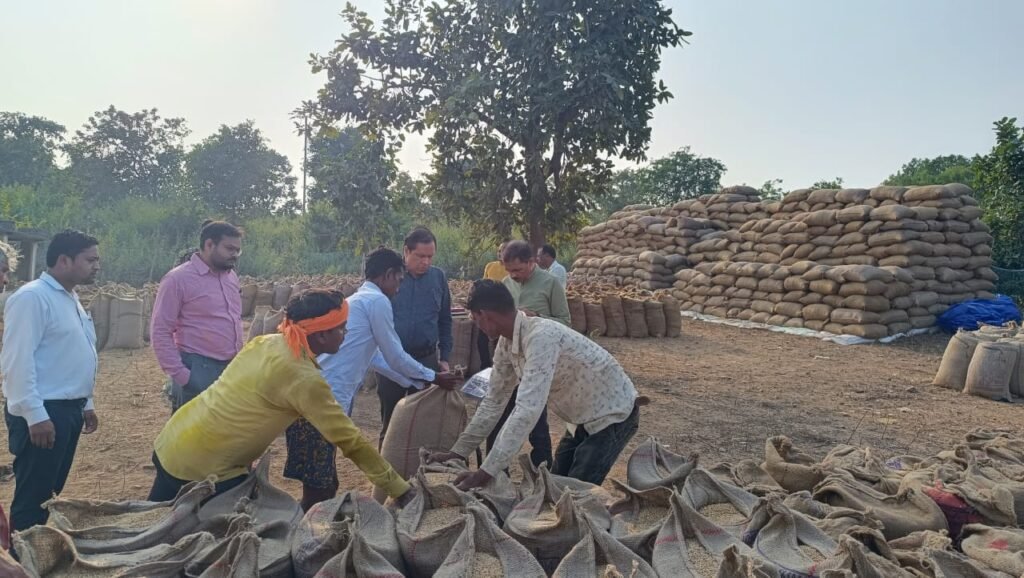 कलेक्टर धर्मेश साहू ने धान खरीदी केंद्र पवनी और धनसीर का निरीक्षण किया .. Kshiti Technologies