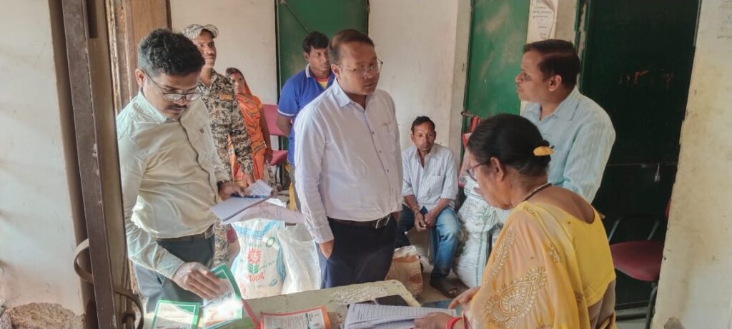 कलेक्टर ने प्राथमिक स्वास्थ्य केंद्र, धान खरीदी केंद्र और शासकीय उचित मूल्य दुकान का किया औचक निरीक्षण .. Kshiti Technologies कलेक्टर ने प्राथमिक स्वास्थ्य केंद्र, धान खरीदी केंद्र और शासकीय उचित मूल्य दुकान का किया औचक निरीक्षण .. Kshiti Technologies