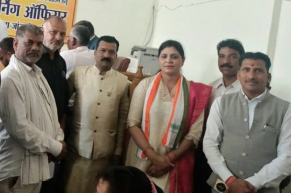 जिला पंचायत चुनाव: बम्हनीडीह क्षेत्र क्रमांक 17 से डॉ. काजल किरण गुलजार सिंह ने अपने समर्थकों के साथ भरा नामांकन, क्षेत्र में दिखा भारी उत्साह .. Kshiti Technologies
