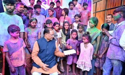 बगिया में बच्चों संग मुख्यमंत्री ने मनाई रंगों की होली .. Kshiti Technologies