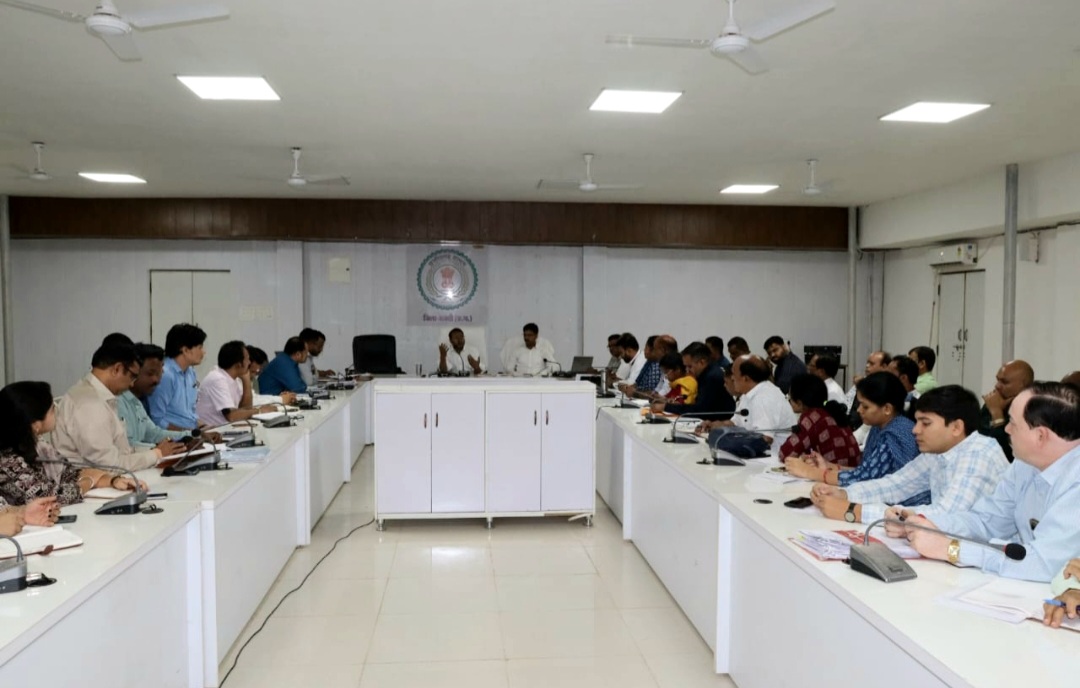 कलेक्टर ने राजस्व अधिकारियों की ली समीक्षा बैठक .. Kshiti Technologies कलेक्टर ने राजस्व अधिकारियों की ली समीक्षा बैठक .. Kshiti Technologies