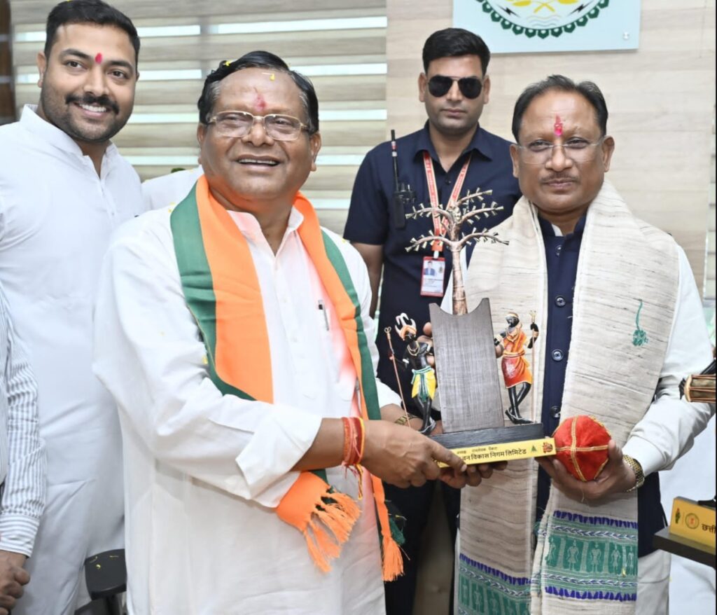 मुख्यमंत्री विष्णु देव साय छत्तीसगढ़ राज्य वन विकास निगम के अध्यक्ष रामसेवक पैकरा के पदभार ग्रहण समारोह में हुए शामिल .. Kshiti Technologies मुख्यमंत्री विष्णु देव साय छत्तीसगढ़ राज्य वन विकास निगम के अध्यक्ष रामसेवक पैकरा के पदभार ग्रहण समारोह में हुए शामिल .. Kshiti Technologies