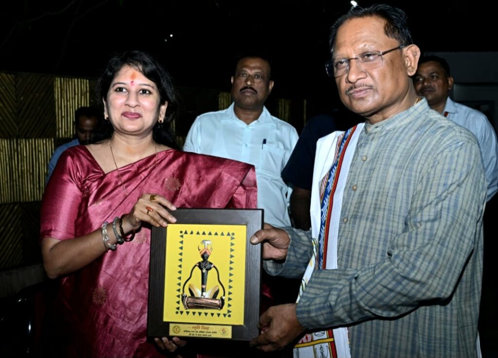 मुख्यमंत्री से छत्तीसगढ़ राज्य बाल संरक्षण आयोग के नवनियुक्त अध्यक्ष ने की सौजन्य भेंट .. Kshiti Technologies मुख्यमंत्री से छत्तीसगढ़ राज्य बाल संरक्षण आयोग के नवनियुक्त अध्यक्ष ने की सौजन्य भेंट .. Kshiti Technologies