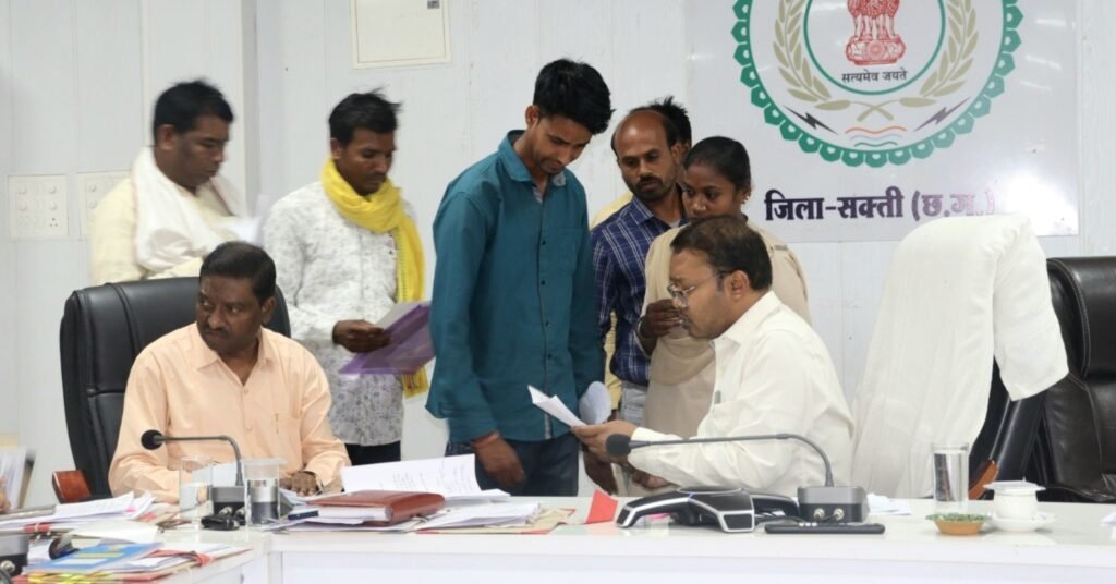 कलेक्टर ने जनदर्शन में सुनी आमजनों की विभिन्न समस्याएं .. Kshiti Technologies कलेक्टर ने जनदर्शन में सुनी आमजनों की विभिन्न समस्याएं .. Kshiti Technologies
