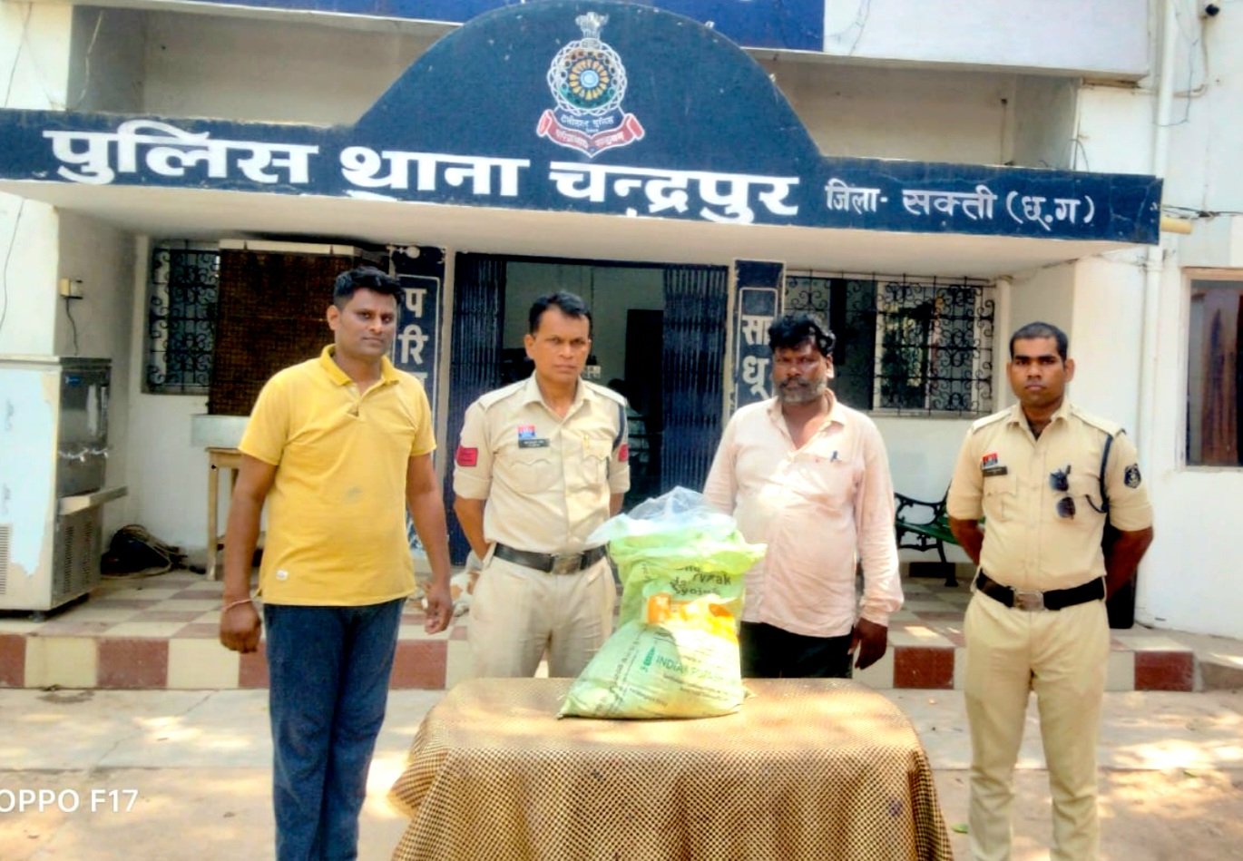 25 लीटर कच्ची महुआ शराब के साथ आरोपी गिरफ्तार — चंद्रपुर पुलिस की बड़ी कार्रवाई .. Kshiti Technologies 25 लीटर कच्ची महुआ शराब के साथ आरोपी गिरफ्तार — चंद्रपुर पुलिस की बड़ी कार्रवाई .. Kshiti Technologies