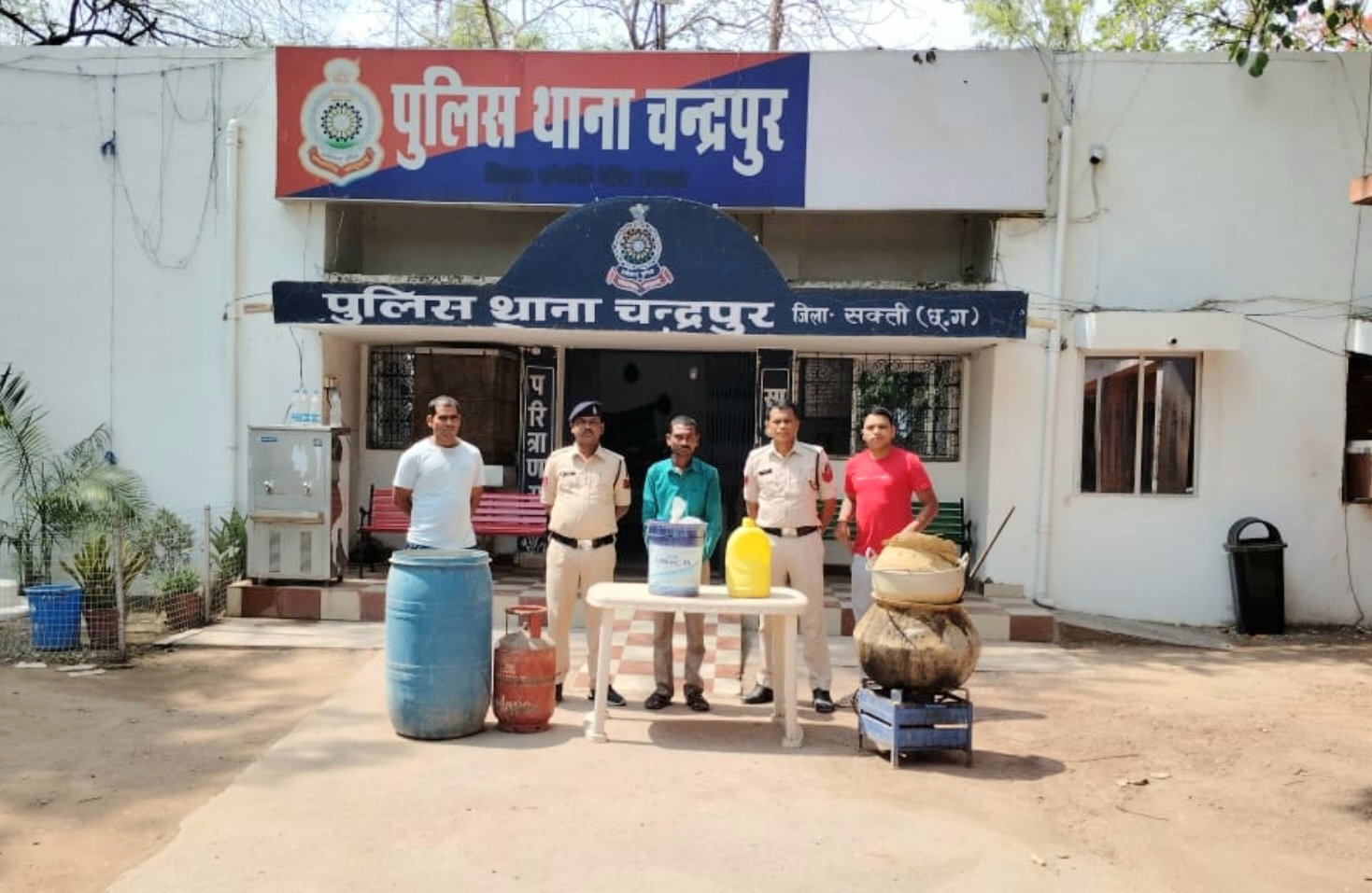 25 लीटर कच्ची महुआ शराब के साथ आरोपी गिरफ्तार, चन्द्रपुर पुलिस की बड़ी कार्यवाही .. Kshiti Technologies 25 लीटर कच्ची महुआ शराब के साथ आरोपी गिरफ्तार, चन्द्रपुर पुलिस की बड़ी कार्यवाही .. Kshiti Technologies