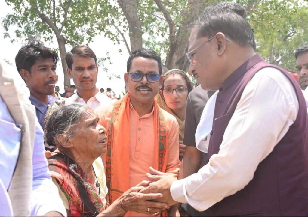 सुशासन तिहार: नेता प्रतिपक्ष डॉ. महंत के क्षेत्र से मुख्यमंत्री साय ने की शुरुआत, करीगांव पहुंचे मुख्यमंत्री, चौपाल लगाकर ग्रामीणों से किया संवाद .. Kshiti Technologies सुशासन तिहार: नेता प्रतिपक्ष डॉ. महंत के क्षेत्र से मुख्यमंत्री साय ने की शुरुआत, करीगांव पहुंचे मुख्यमंत्री, चौपाल लगाकर ग्रामीणों से किया संवाद .. Kshiti Technologies