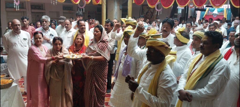 पूर्व कैबिनेट मंत्री राजा सुरेन्द्र बहादुर सिंह को श्रद्धांजलि, सक्ती के हटरी धर्मशाला में हुआ तेरहवीं सभा का आयोजन .. Kshiti Technologies पूर्व कैबिनेट मंत्री राजा सुरेन्द्र बहादुर सिंह को श्रद्धांजलि, सक्ती के हटरी धर्मशाला में हुआ तेरहवीं सभा का आयोजन .. Kshiti Technologies