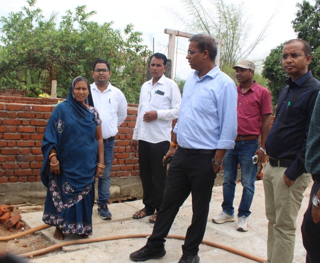 हितग्राहियो के घर जाकर कलेक्टर ने पीएम आवास निर्माण को पूर्ण करने किया प्रोत्साहित .. Kshiti Technologies हितग्राहियो के घर जाकर कलेक्टर ने पीएम आवास निर्माण को पूर्ण करने किया प्रोत्साहित .. Kshiti Technologies