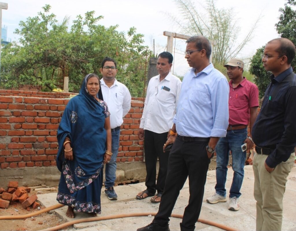 हितग्राहियो के घर जाकर कलेक्टर ने पीएम आवास निर्माण को पूर्ण करने किया प्रोत्साहित .. Kshiti Technologies हितग्राहियो के घर जाकर कलेक्टर ने पीएम आवास निर्माण को पूर्ण करने किया प्रोत्साहित .. Kshiti Technologies
