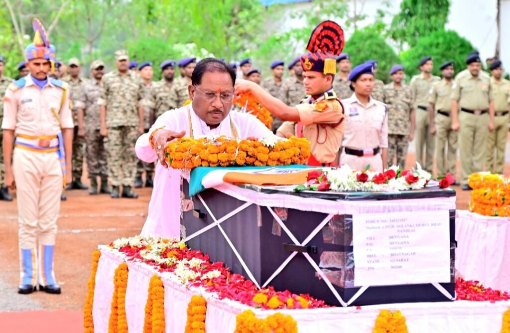 मुख्यमंत्री ने नक्सल मुठभेड़ में शहीद जवान मेहुल भाई को दी श्रद्धांजलि .. Kshiti Technologies मुख्यमंत्री ने नक्सल मुठभेड़ में शहीद जवान मेहुल भाई को दी श्रद्धांजलि .. Kshiti Technologies