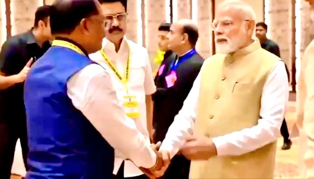 नीति आयोग की बैठक में दिखी आत्मीयता: जब प्रधानमंत्री नरेंद्र मोदी ने मुख्यमंत्री विष्णुदेव साय का थामा हाथ और कहा – छत्तीसगढ़ की बात अभी बाकी है .. Kshiti Technologies नीति आयोग की बैठक में दिखी आत्मीयता: जब प्रधानमंत्री नरेंद्र मोदी ने मुख्यमंत्री विष्णुदेव साय का थामा हाथ और कहा – छत्तीसगढ़ की बात अभी बाकी है .. Kshiti Technologies