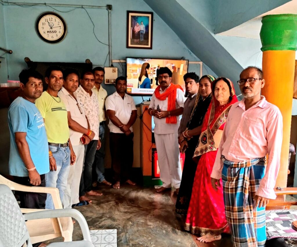 छोटे देवगांव में भाजपा मंत्री महेश साहू के साथ कार्यकर्ताओं ने सुनी 'मन की बात' की 122वीं कड़ी .. Kshiti Technologies छोटे देवगांव में भाजपा मंत्री महेश साहू के साथ कार्यकर्ताओं ने सुनी 'मन की बात' की 122वीं कड़ी .. Kshiti Technologies
