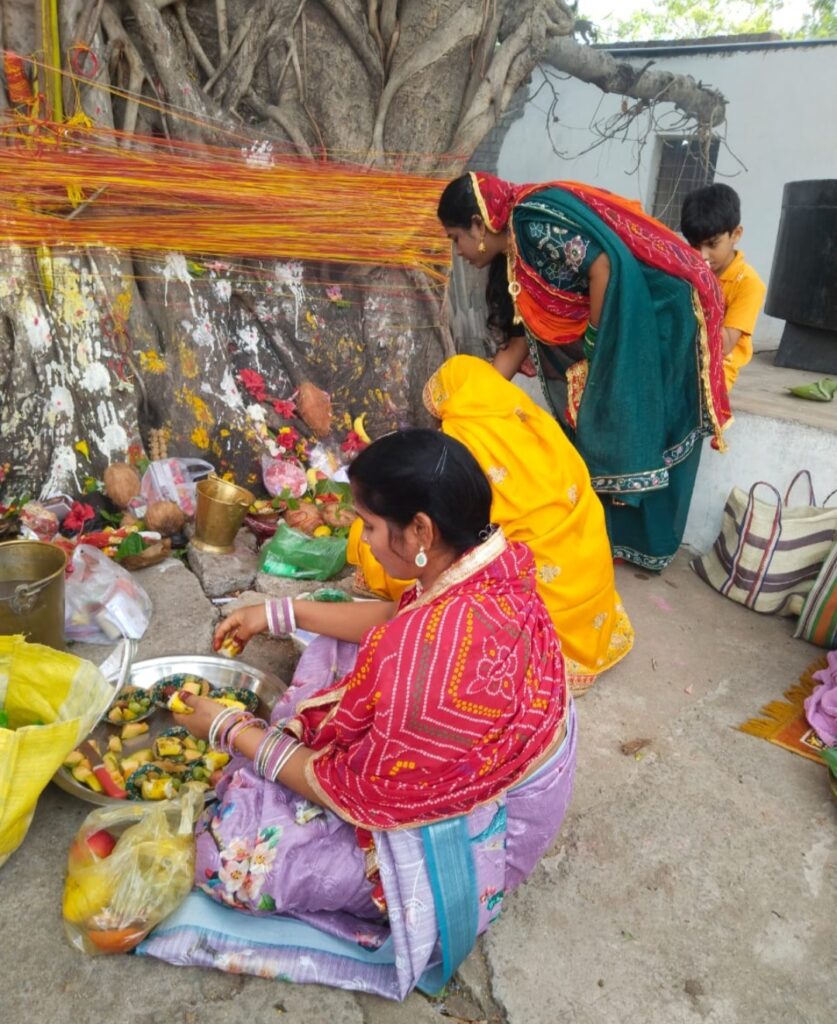 धर्म नगरी खरसिया में वट सावित्री पूजा, सुहागनों ने किया वट वृक्ष का पूजन .. Kshiti Technologies धर्म नगरी खरसिया में वट सावित्री पूजा, सुहागनों ने किया वट वृक्ष का पूजन .. Kshiti Technologies