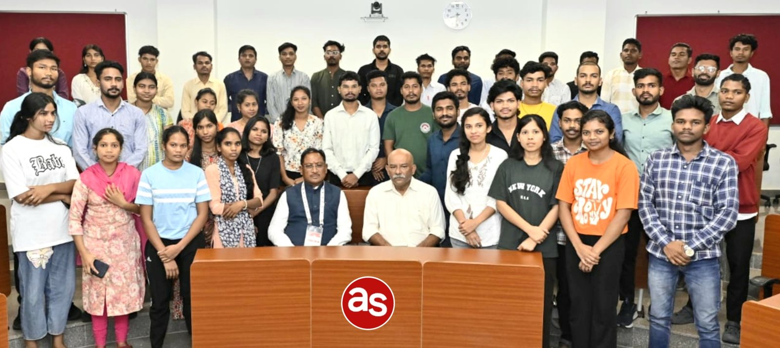 दंतेवाड़ा के युवाओं की आत्मनिर्भरता की ओर प्रेरणादायक यात्रा .. Kshiti Technologies दंतेवाड़ा के युवाओं की आत्मनिर्भरता की ओर प्रेरणादायक यात्रा .. Kshiti Technologies