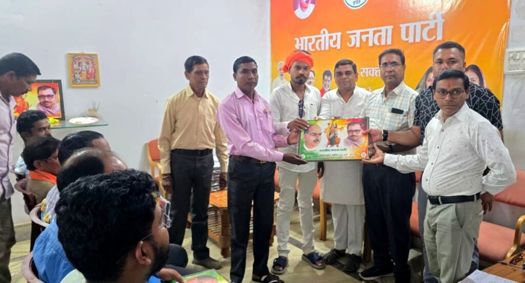 सक्ती भाजपा ग्रामीण मंडल ने बलिदान दिवस पूर्व बूथ अध्यक्ष को किया डां. श्यामा प्रसाद मुखर्जी का छायाचित वितरण .. Kshiti Technologies सक्ती भाजपा ग्रामीण मंडल ने बलिदान दिवस पूर्व बूथ अध्यक्ष को किया डां. श्यामा प्रसाद मुखर्जी का छायाचित वितरण .. Kshiti Technologies