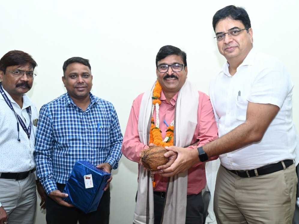 जनसंपर्क विभाग के उपसंचालक आनंद प्रकाश सोलंकी को सेवानिवृत्ति पर दी गई गरिमामय विदाई .. Kshiti Technologies जनसंपर्क विभाग के उपसंचालक आनंद प्रकाश सोलंकी को सेवानिवृत्ति पर दी गई गरिमामय विदाई .. Kshiti Technologies