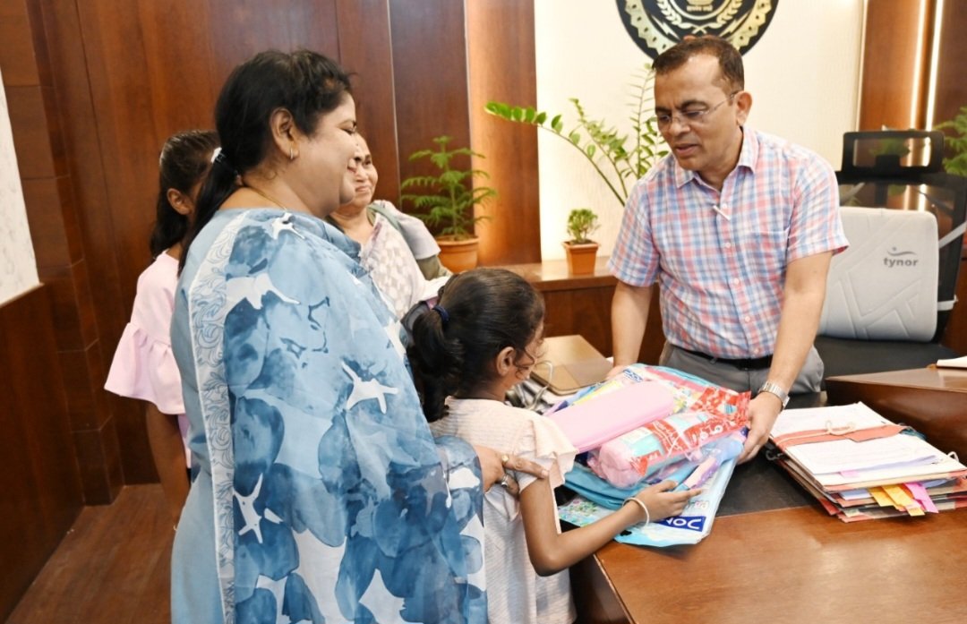 प्रधानमंत्री केयर फॉर चिल्ड्रन योजना के लाभान्वित बच्चें कलेक्टर से मिलकर हुए उत्साहित .. Kshiti Technologies प्रधानमंत्री केयर फॉर चिल्ड्रन योजना के लाभान्वित बच्चें कलेक्टर से मिलकर हुए उत्साहित .. Kshiti Technologies
