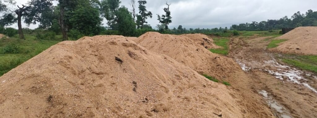 खनिजों के अवैध परिवहन पर 05 ट्रेक्टर ट्राली एवं अवैध भण्डारण पर लगभग 700 घनमीटर रेत जप्त .. Kshiti Technologies