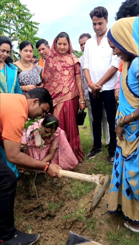 खरसिया ब्लॉक में मनरेगा के तहत वृहत वृक्षारोपण, हितग्राहियों ने बनाया प्रधानमंत्री आवास वाटिका .. Kshiti Technologies खरसिया ब्लॉक में मनरेगा के तहत वृहत वृक्षारोपण, हितग्राहियों ने बनाया प्रधानमंत्री आवास वाटिका .. Kshiti Technologies