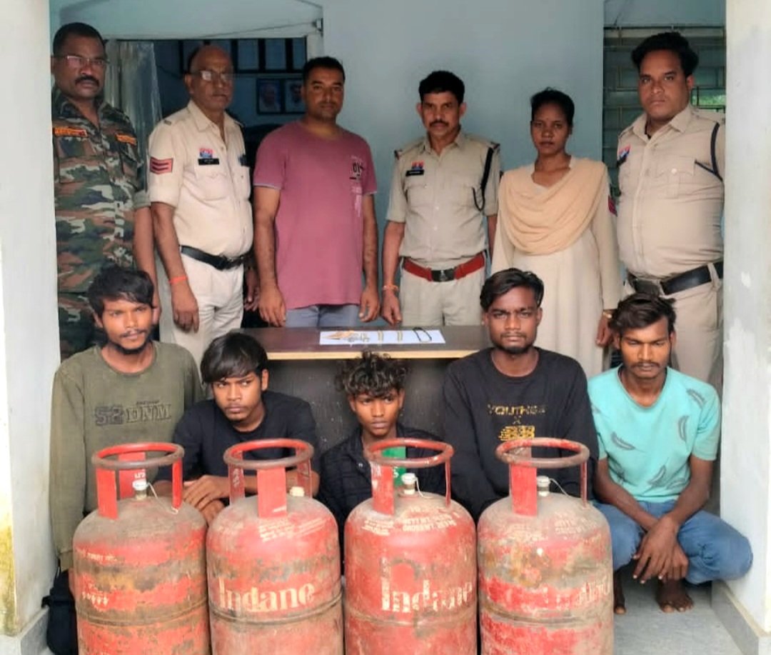 खरसिया पुलिस की बड़ी कार्यवाही – 5 चोरी की वारदातों का खुलासा, एक नाबालिक समेत 6 आरोपी गिरफ्तार .. Kshiti Technologies खरसिया पुलिस की बड़ी कार्यवाही – 5 चोरी की वारदातों का खुलासा, एक नाबालिक समेत 6 आरोपी गिरफ्तार .. Kshiti Technologies