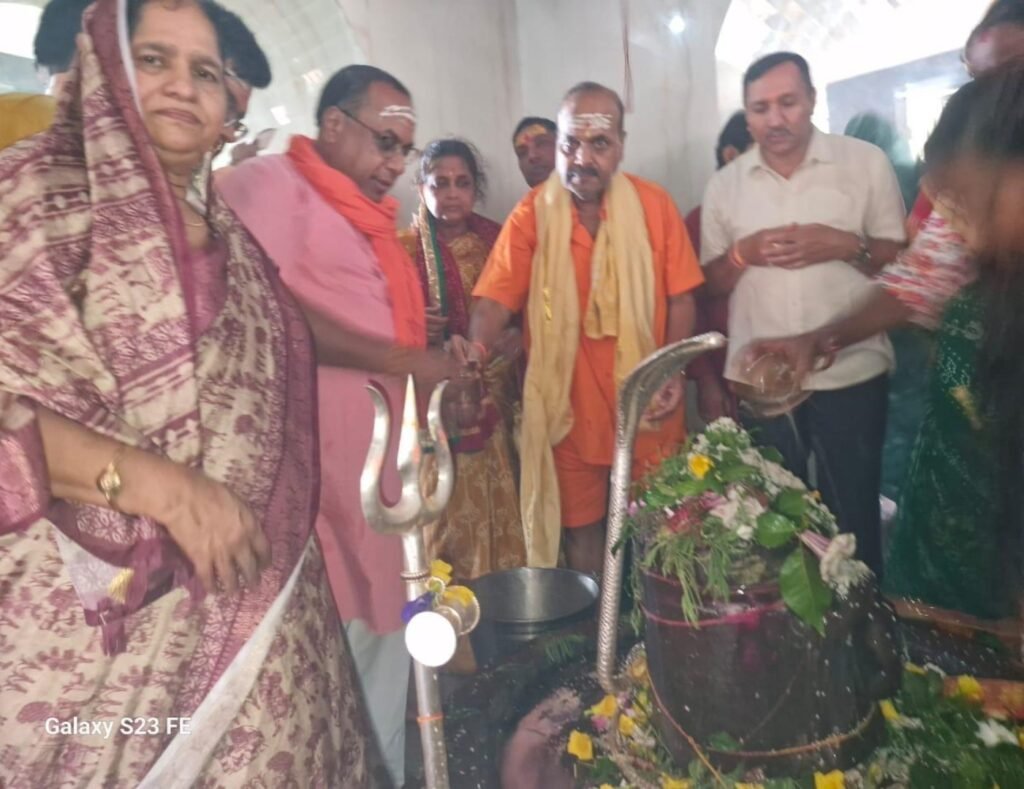 देवगढ़ धाम स्तिथ अर्धनारेश्वर शिवलिंग में अंतिम सोमवार को भी हुआ महारुद्राभिषेक व भव्य भंडारा .. Kshiti Technologies देवगढ़ धाम स्तिथ अर्धनारेश्वर शिवलिंग में अंतिम सोमवार को भी हुआ महारुद्राभिषेक व भव्य भंडारा .. Kshiti Technologies