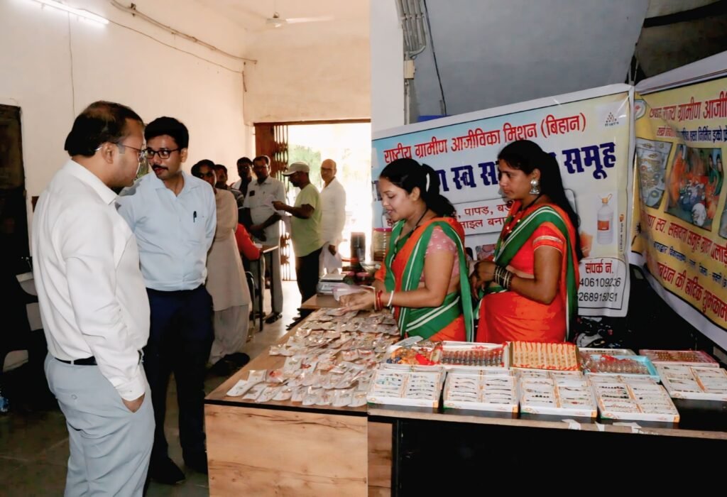 कलेक्टर, सीईओ ने इको-फ्रेंडली बीज राखी स्टॉल से खरीदी राखी .. Kshiti Technologies कलेक्टर, सीईओ ने इको-फ्रेंडली बीज राखी स्टॉल से खरीदी राखी .. Kshiti Technologies