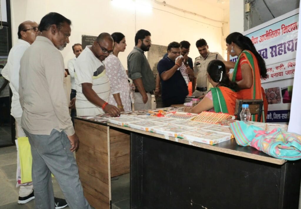 कलेक्टर, सीईओ ने इको-फ्रेंडली बीज राखी स्टॉल से खरीदी राखी .. Kshiti Technologies कलेक्टर, सीईओ ने इको-फ्रेंडली बीज राखी स्टॉल से खरीदी राखी .. Kshiti Technologies