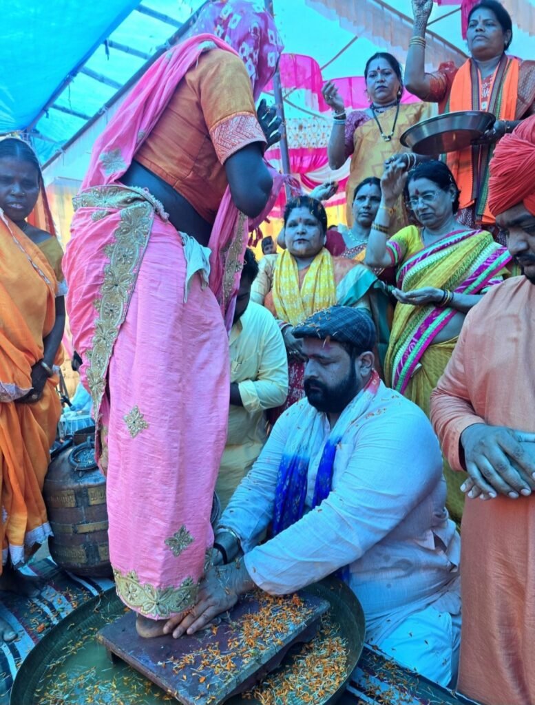 सनातन की गोद में लौटे 35 परिवार, सक्ती के जोबा धाम में हुआ भव्य घरवापसी कार्यक्रम .. Kshiti Technologies सनातन की गोद में लौटे 35 परिवार, सक्ती के जोबा धाम में हुआ भव्य घरवापसी कार्यक्रम .. Kshiti Technologies