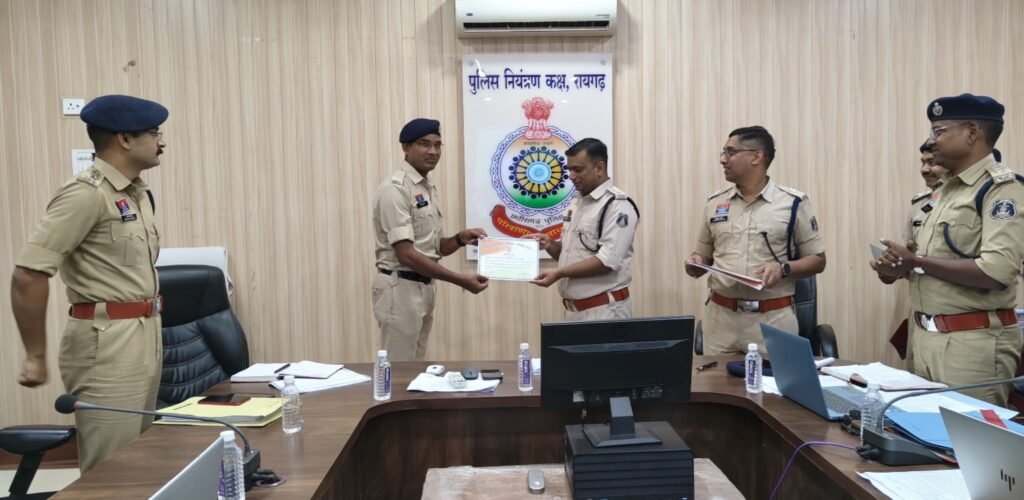 पुलिस अधीक्षक ने ली मासिक अपराध समीक्षा बैठक .. Kshiti Technologies पुलिस अधीक्षक ने ली मासिक अपराध समीक्षा बैठक .. Kshiti Technologies