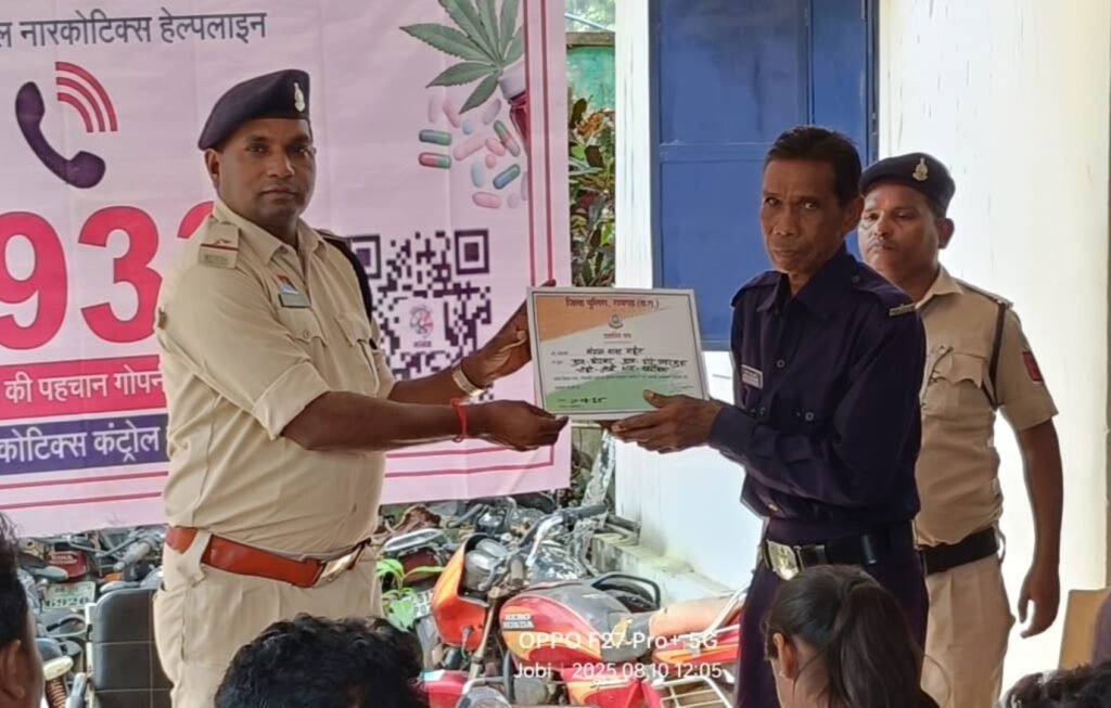 कोटवार मीटिंग एवं सम्मान समारोह में मेधावी छात्राओं, शिक्षकों और कोटवारो का हुआ सम्मान .. Kshiti Technologies