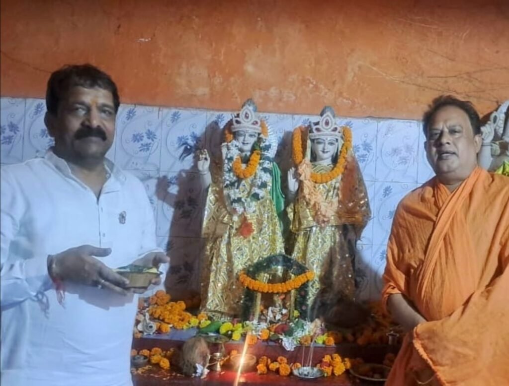 राधाकृष्ण मंदिर ऑफिसर्स कॉलोनी में मध्यरात्रि हुआ भव्य श्रीकृष्ण जन्मोत्सव .. Kshiti Technologies