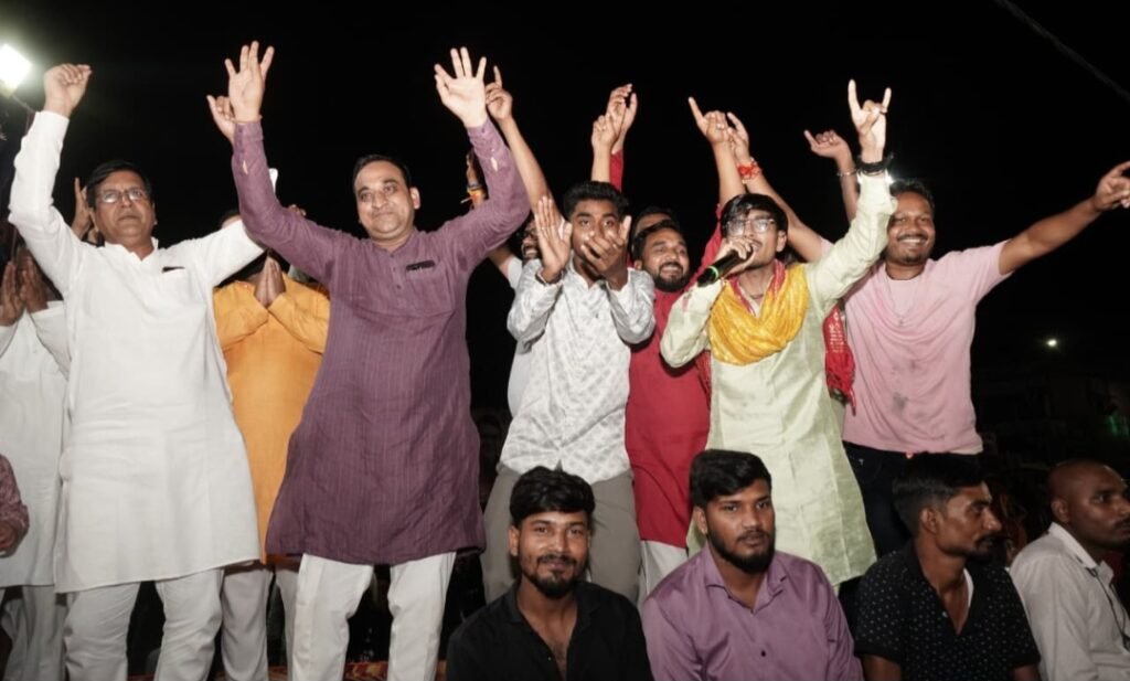 श्री कृष्ण जन्मोत्सव में उमड़ी हजारों श्रद्धालुओं की भीड़ .. Kshiti Technologies श्री कृष्ण जन्मोत्सव में उमड़ी हजारों श्रद्धालुओं की भीड़ .. Kshiti Technologies