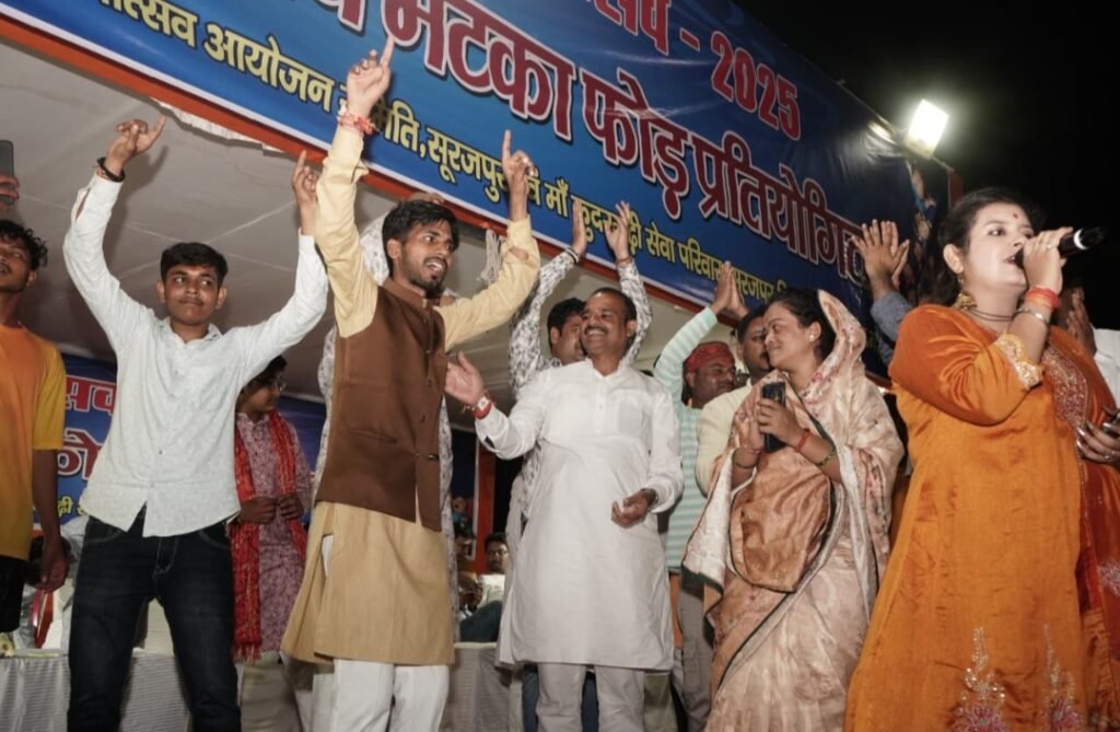 श्री कृष्ण जन्मोत्सव में उमड़ी हजारों श्रद्धालुओं की भीड़ .. Kshiti Technologies श्री कृष्ण जन्मोत्सव में उमड़ी हजारों श्रद्धालुओं की भीड़ .. Kshiti Technologies