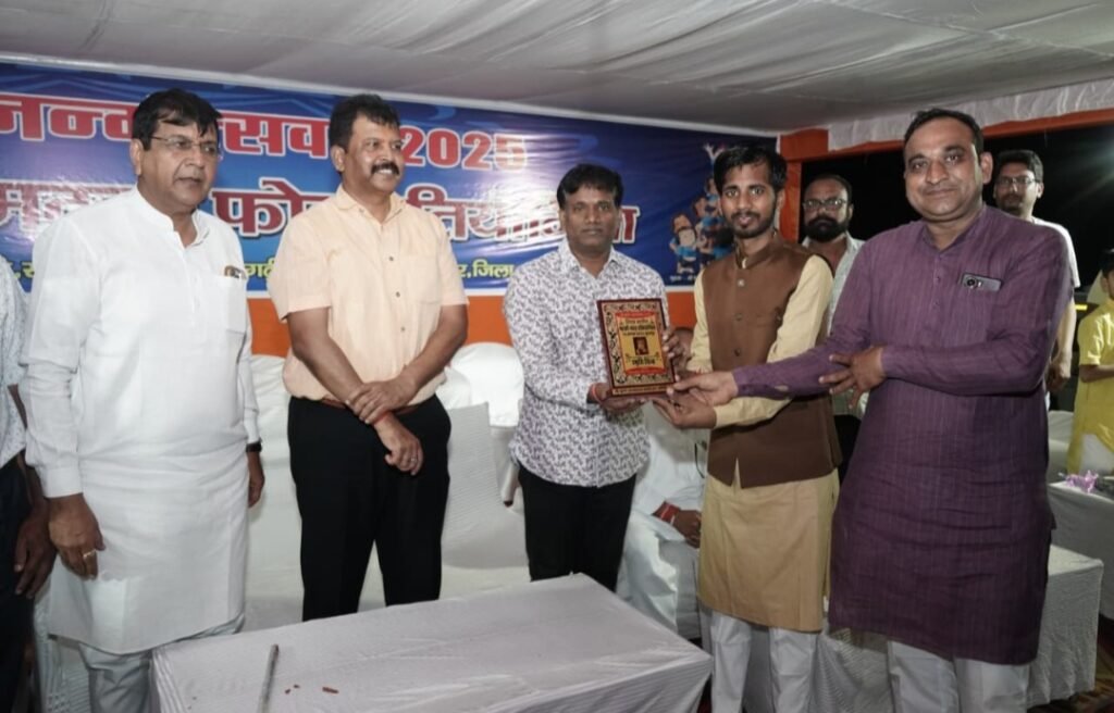 श्री कृष्ण जन्मोत्सव में उमड़ी हजारों श्रद्धालुओं की भीड़ .. Kshiti Technologies श्री कृष्ण जन्मोत्सव में उमड़ी हजारों श्रद्धालुओं की भीड़ .. Kshiti Technologies