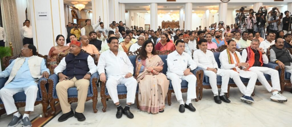 राज्यपाल रमेन डेका ने दिलाई मंत्रियों को शपथ .. Kshiti Technologies