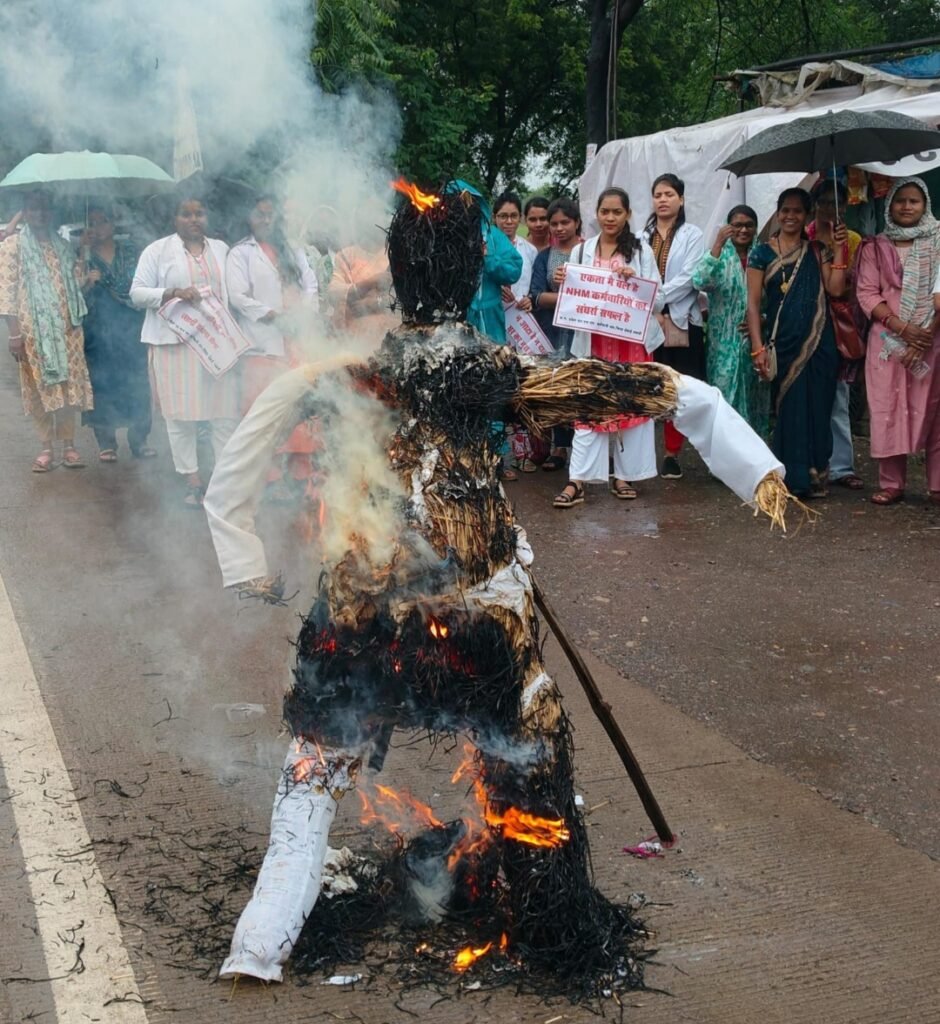 एनएचएम कर्मचारियों की हड़ताल छठवें दिन भी जारी, संविदा प्रथा का पुतला दहन .. Kshiti Technologies