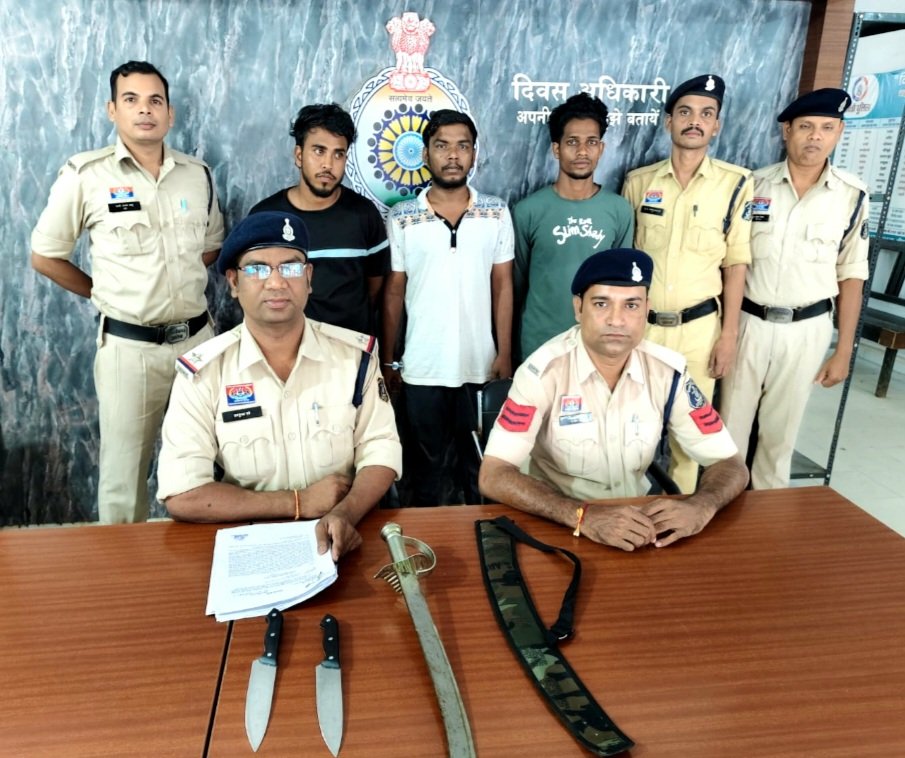 सार्वजनिक स्थान पर तलवार-चाकू लहराने वाले तीन युवक गिरफ्तार .. Kshiti Technologies