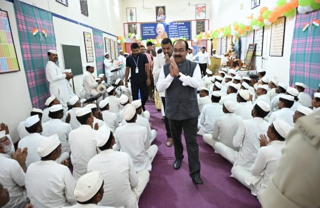 पुष्प की अभिलाषा काव्य का जेल में कैदियों द्वारा सामूहिक पाठ .. Kshiti Technologies